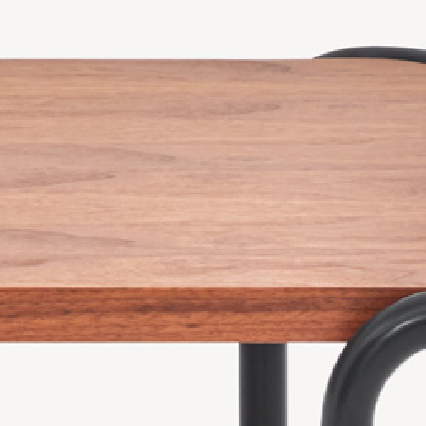Walnut veneer<br />
with matching edge<br />
